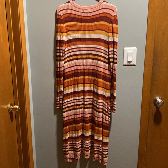 NWOT WOMANS LONG CARDIGAN SIZE MEDIUM! SMOKE FREE HOME! - Picture 5 of 5